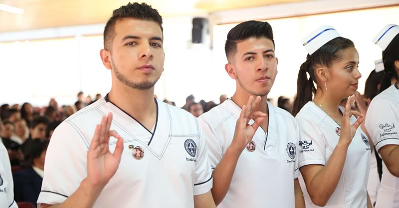 ENTREGA DE TOCAS A 27 ESTUDIANTES DE ENFERMERÍA QUE INICIAN SU PRÁCTICA FORMATIVA