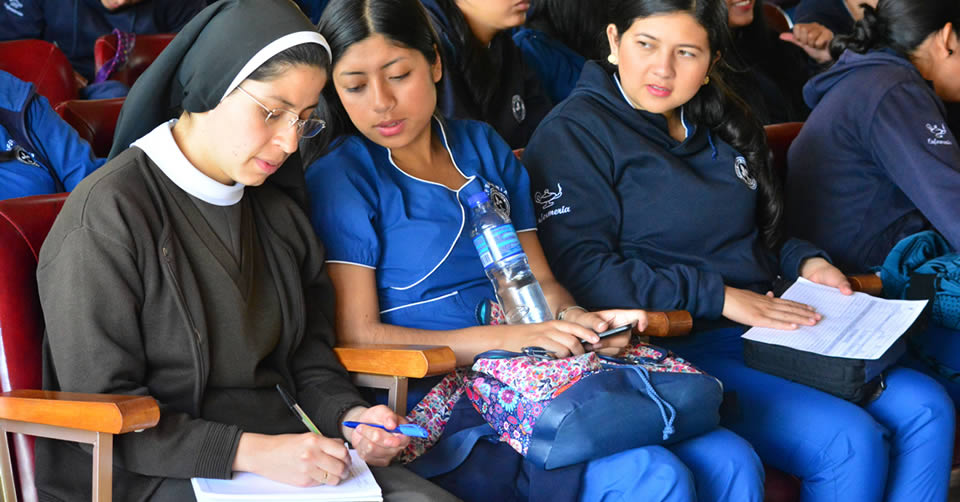 ESTUDIANTES DE PRÁCTICA EN SALUD SE CAPACITAN EN RIESGOS BIOLÓGICOS