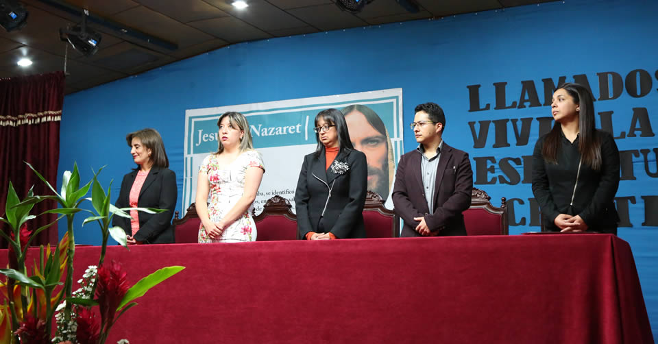 ENTREGA DE TOCAS Y ESCUDOS A 37 ESTUDIANTES DE ENFERMERÍA