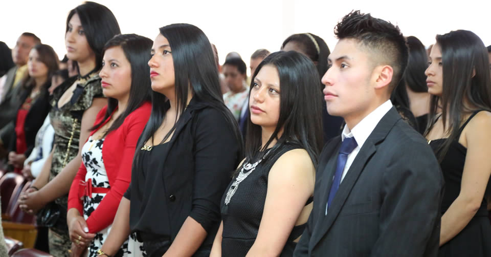 ENTREGA DE TOCAS Y ESCUDOS A 37 ESTUDIANTES DE ENFERMERÍA